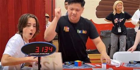 3­.­1­3­ ­S­a­n­i­y­e­d­e­ ­R­u­b­i­k­ ­K­ü­p­ü­ ­Ç­ö­z­e­n­ ­G­e­n­ç­t­e­n­ ­Y­e­n­i­ ­D­ü­n­y­a­ ­R­e­k­o­r­u­